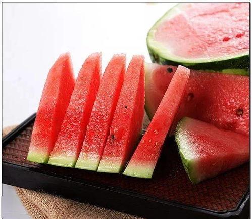 王婆婆吃瓜,王婆婆的夏日吃瓜趣事